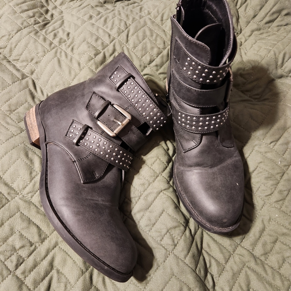 Womens gray boot